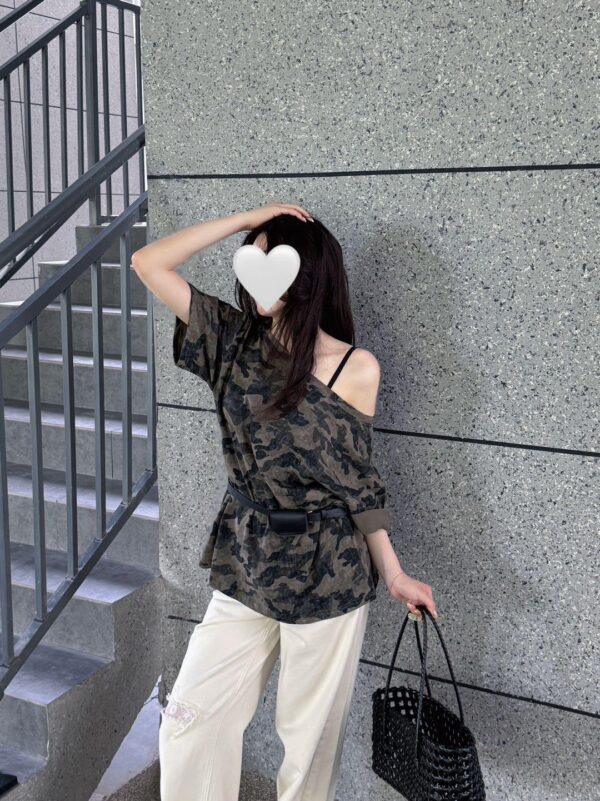 AM家 爆款迷彩 大領口迷彩寬T附小腰包：圖片 2