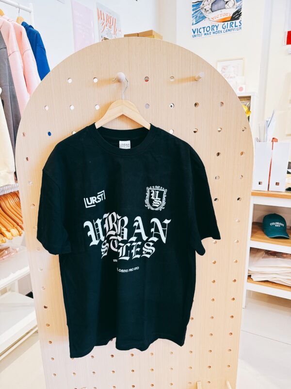 URBAN STYLES x AM家 美式大學潮TEE URST黑色球衣短袖T